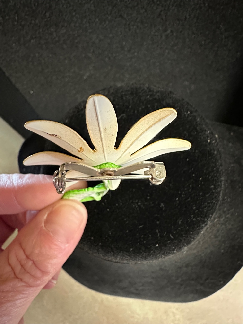 Vintage 1960’s Enamel Yellow Daisy Flower Brooch with Green Leaf - Picture 3 of 11